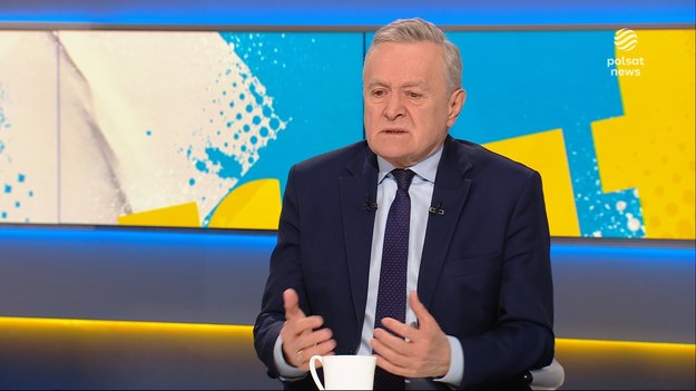 Podczas poniedziałkowej debaty Szymon Hołownia podjął temat mieszkania prezesa IPN: - Karol Nawrocki jest kłamcą, skłamał w akcie notarialnym. (...) Proszę mnie teraz pozwać, panie Karolu, jeśli to nieprawda. - Ten pan (Jerzy Ż. - red.) dalej jest posiadaczem tego mieszkania. Nie jest właścicielem, ale jest posiadaczem. Karol Nawrocki nigdy nie posiadał kluczy. Na tym polega to kłamstwo - skomentował Piotr Gliński. Poseł zauważył, że Nawrockiego porównuje się do czyścicieli kamienic. - Nigdy nie mieszkał w tym mieszkaniu, nigdy nikogo nie wyrzucał, ochronił pana Jerzego przez bezdomnością w sytuacji ostrej choroby alkoholowej - powiedział Gliński.