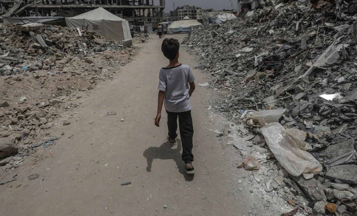 Bombardowanie Strefy Gazy wznowiła w nocy z poniedziałku na wtorek armia izraelska. Zrobiono to po uwolnieniu przez Hamas izraelsko-amerykańskiego zakładnika. "Wśród zaatakowanych celów znalazł się szpital, gdzie zginął dziennikarz" - podało palestyńskie ugrupowanie.