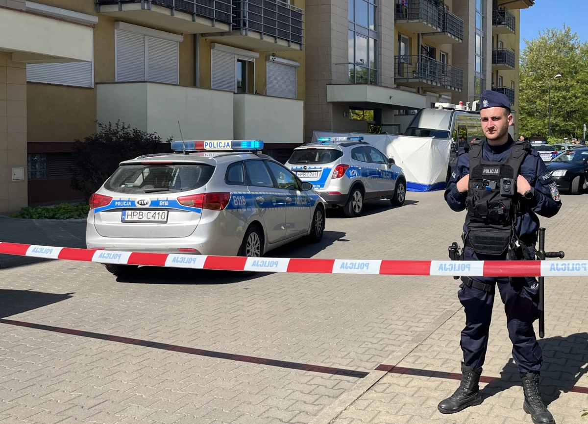 Tragiczny finał strzelaniny we Wrocławiu. Nie żyją dwie osoby - kobieta i mężczyzna. Do zbrodni doszło przy ul. Głównej. Z najnowszych ustaleń wynika, że 54-latka została zastrzelona przez 55-latka, z którym kiedyś się spotykała. Po rozstaniu mężczyzna ją stalkował. 