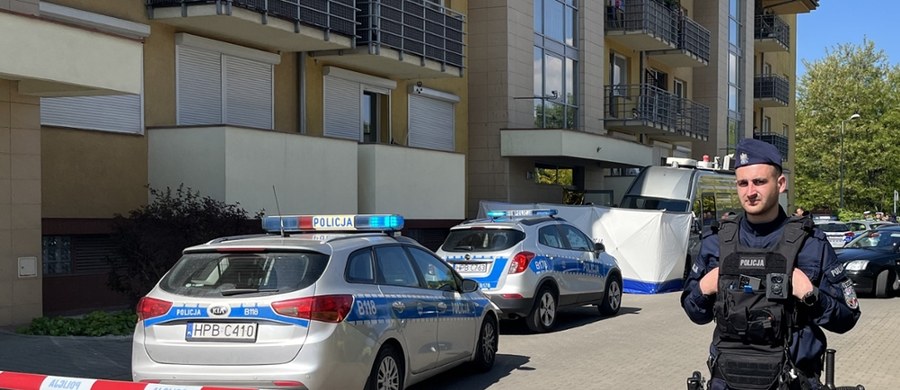 Tragiczny finał strzelaniny we Wrocławiu. Nie żyją dwie osoby - kobieta i mężczyzna. Do zbrodni doszło przy ul. Głównej. Z najnowszych ustaleń wynika, że 54-latka została zastrzelona przez 55-latka, z którym kiedyś się spotykała. Po rozstaniu mężczyzna ją stalkował. 