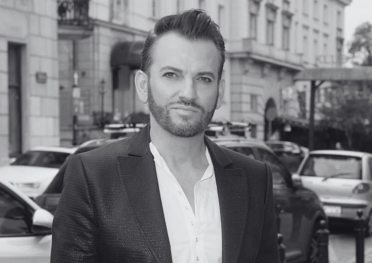 ​Prokuratura Okręgowa w Legnicy umorzyła śledztwo dotyczące okoliczności śmierci Gabriela Seweryna - znanego projektanta mody i uczestnika programu "Królowe życia". Śledczy nie dopatrzyli się nieprawidłowości w działaniach ratowników medycznych, którzy interweniowali 28 listopada 2023 roku w Głogowie.