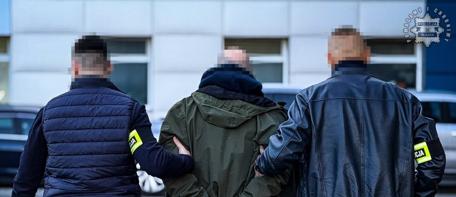 Śląscy policjanci zatrzymali byłego naczelnika jednego z wydziałów urzędu w Siemianowicach Śląskich. Miał przyjmować łapówki w zamian za wydawanie korzystnych decyzji dotyczących gospodarki odpadami. Obciążające go informacje pojawiły się w śledztwie dotyczącym jednej z największych mafii śmieciowych.