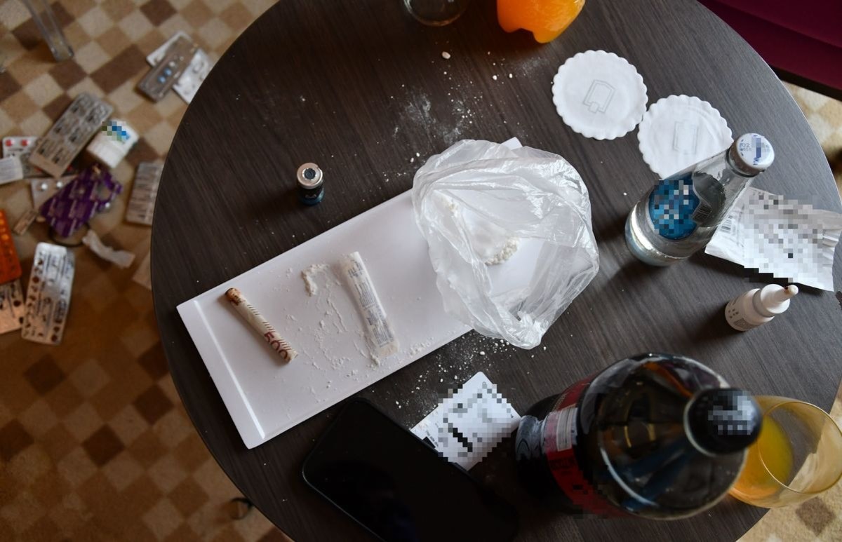 Chodził nagi po hotelu. W pokoju sterta narkotyków