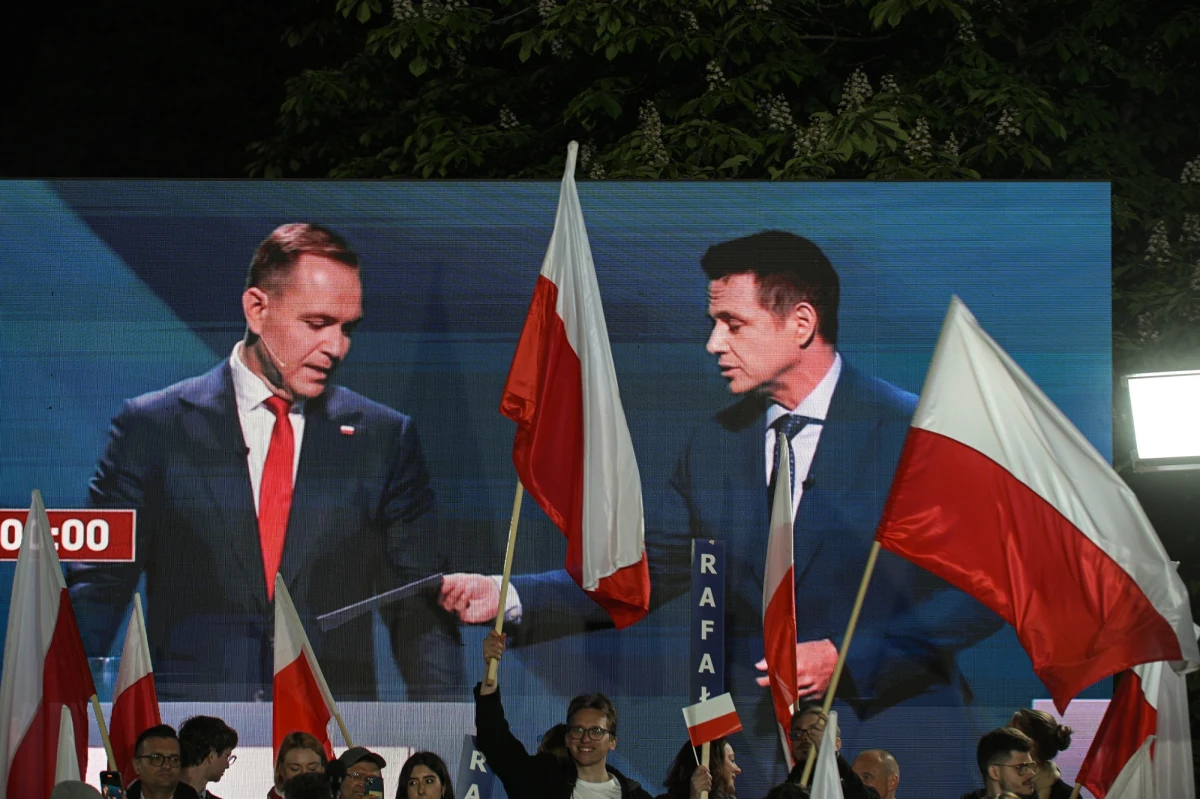 Już wiadomo, co znalazło się w białej kopercie, którą podczas poniedziałkowej debaty Rafał Trzaskowski przekazał Karolowi Nawrockiemu. Przez kilkanaście godzin jej zawartość była owiana tajemnicą. Żaden z kandydatów na prezydenta jej nie zdradził. Teraz jej zawartość ujawnił sam Rafał Trzaskowski.