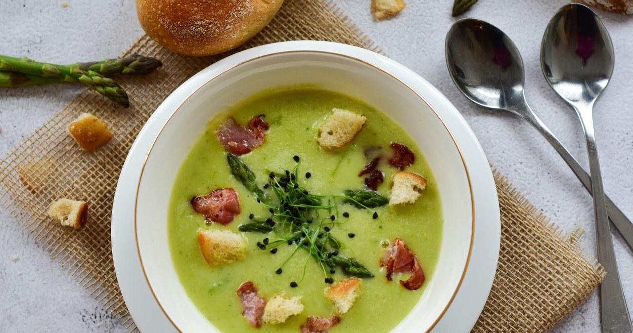 Wiosenna zupa mocy: kremowa zupa szparagowa z fetą i koperkiem
