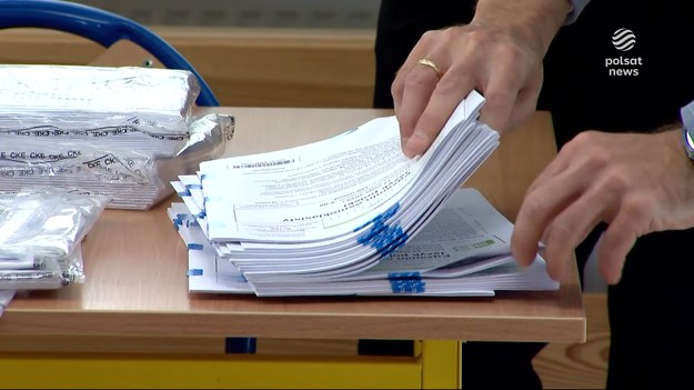 W wielu polskich domach dziś bardzo ważny dzień, bo blisko 350 tysięcy uczniów pisało lub kończy pisać swój pierwszy poważny egzamin - egzamin ósmoklasisty. Na początek język polski, jutro matematyka a wyniki na początku lipca. Jak poszło uczniom i jak przebiegał egzamin, sprawdzała dla ''Wydarzeń'' Katarzyna Rosicka.