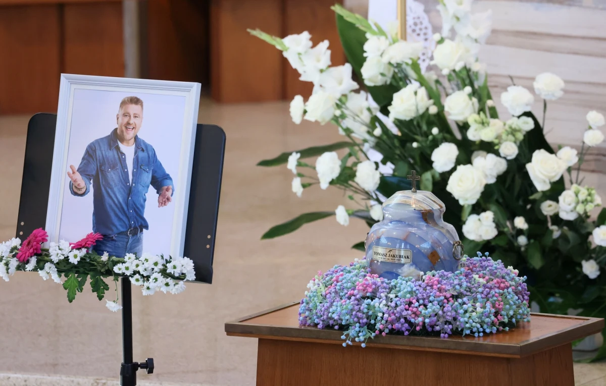 ​13 maja w Kościele pw. św. Ignacego w Warszawie odbyły się uroczystości pogrzebowe Tomasza Jakubiaka, znanego kucharza i jurora programów kulinarnych. W ostatnim pożegnaniu uczestniczyli bliscy, przyjaciele oraz osoby ze świata show-biznesu. Zgodnie z wolą zmarłego żałobnicy przybyli ubrani w kolorowe stroje, co miało symbolizować radość życia i pozytywne podejście, które charakteryzowało Jakubiaka. 