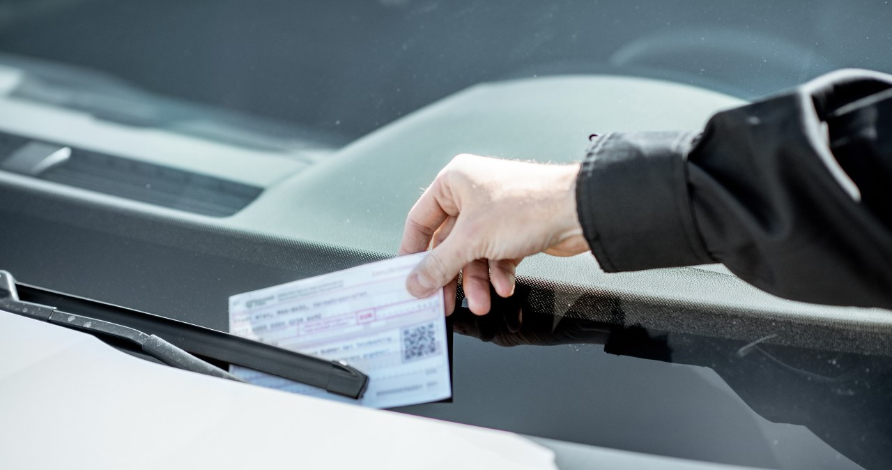 Auto stoi, a kierowca dostaje mandat. Takich sytuacji jest przynajmniej kilka