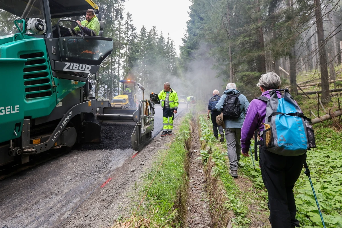 Od poniedziałku do piątku będą utrudnienia w dostępie do Morskiego Oka w Tatrach - poinformował Tatrzański Park Narodowy. Wszystko z powodu remontu drogi zaplanowanego przez starostwo powiatowe w Zakopanem. 