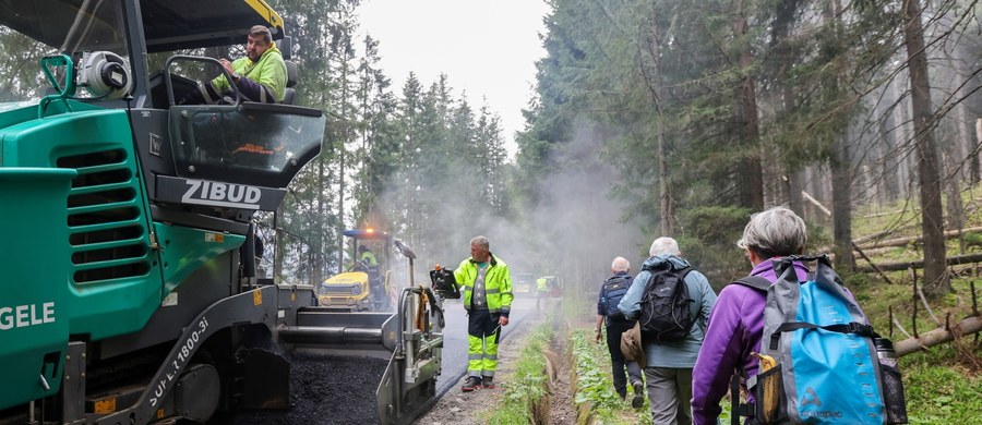 Od poniedziałku do piątku będą utrudnienia w dostępie do Morskiego Oka w Tatrach - poinformował Tatrzański Park Narodowy. Wszystko z powodu remontu drogi zaplanowanego przez starostwo powiatowe w Zakopanem. 