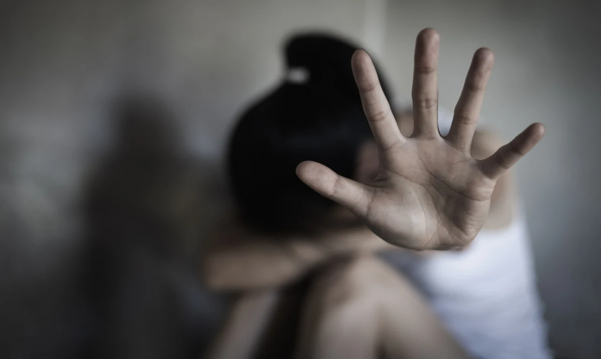 Jest akt oskarżenia w sprawie mężczyzny, który przez 4 lata więził kobietę w komórce gospodarczej przy domu. Oprawcy grozi do 30 lat więzienia.

