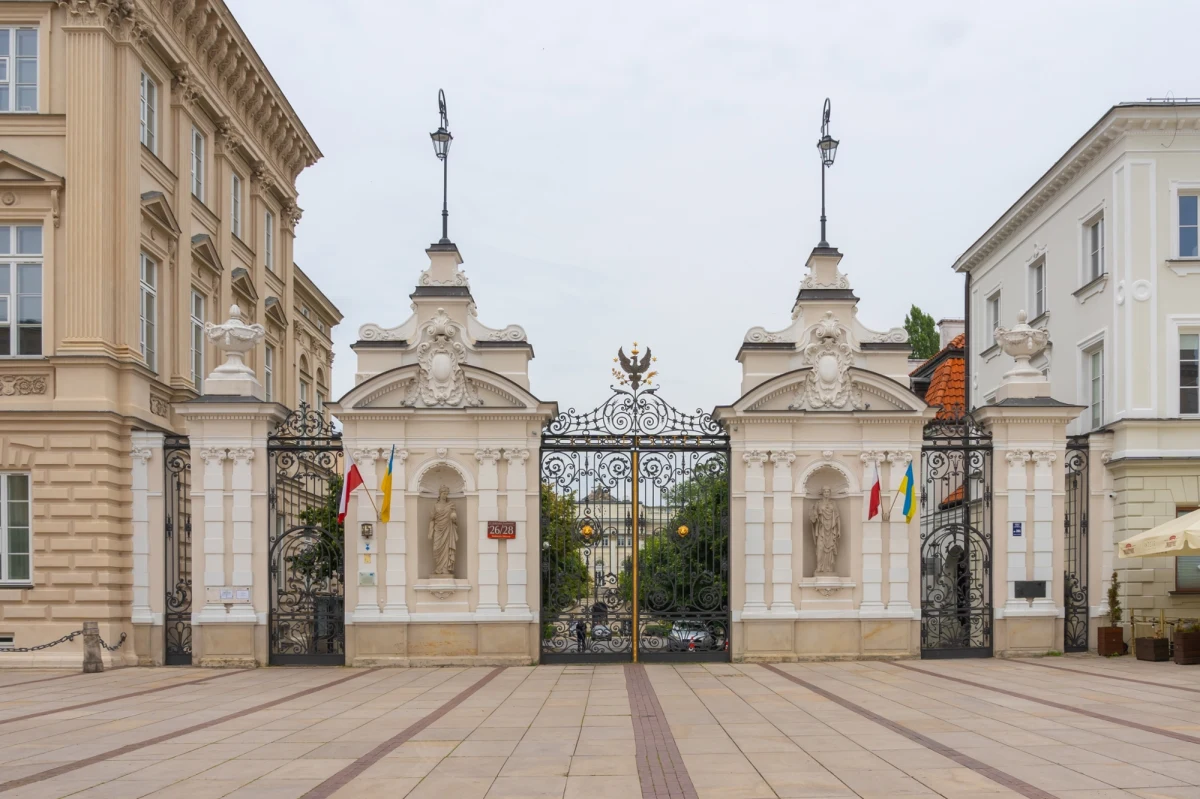 Na Uniwersytecie Warszawskim studenci i pracownicy mają nadal czuć się bezpiecznie - zapowiada rektor uczelni prof. Alojzy Nowak. Planuje on zwiększyć uprawnienia Straży Uniwersyteckiej, która dziś ma ograniczone możliwości reakcji na agresywne zachowania. 