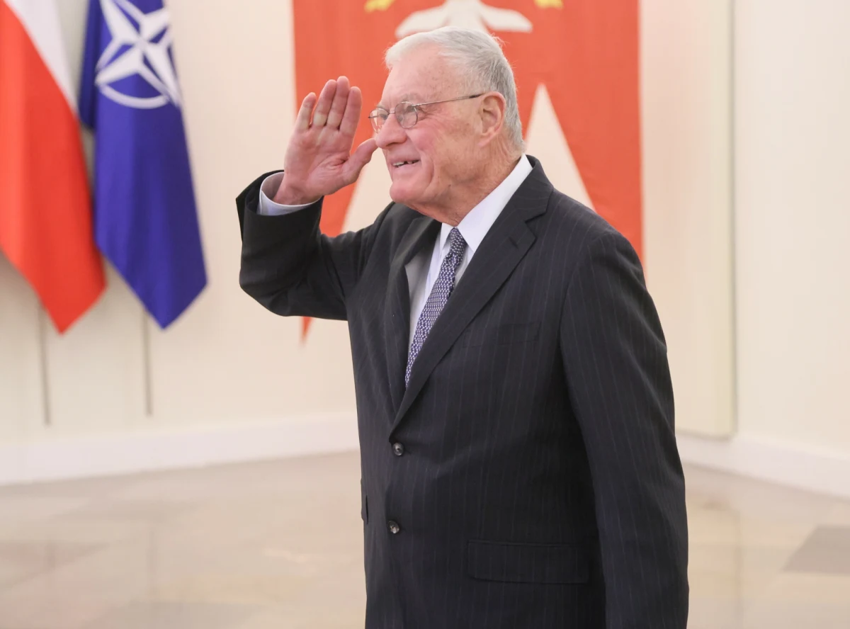 "Polska nie planuje i nie wyśle żołnierzy polskich na Ukrainę" - powiedział w rozmowie z RMF FM Władysław Kosiniak-Kamysz. Wicepremier i minister obrony narodowej odniósł się w ten sposób do słów Keitha Kellogga. Specjalny wysłannik prezydenta USA ds. Ukrainy mówił w telewizji Fox Business, że wśród rozważanych rozwiązań wojny w Ukrainie jest umieszczenie europejskich sił na zachód od Dniepru z udziałem czterech europejskich krajów, w tym Polski.