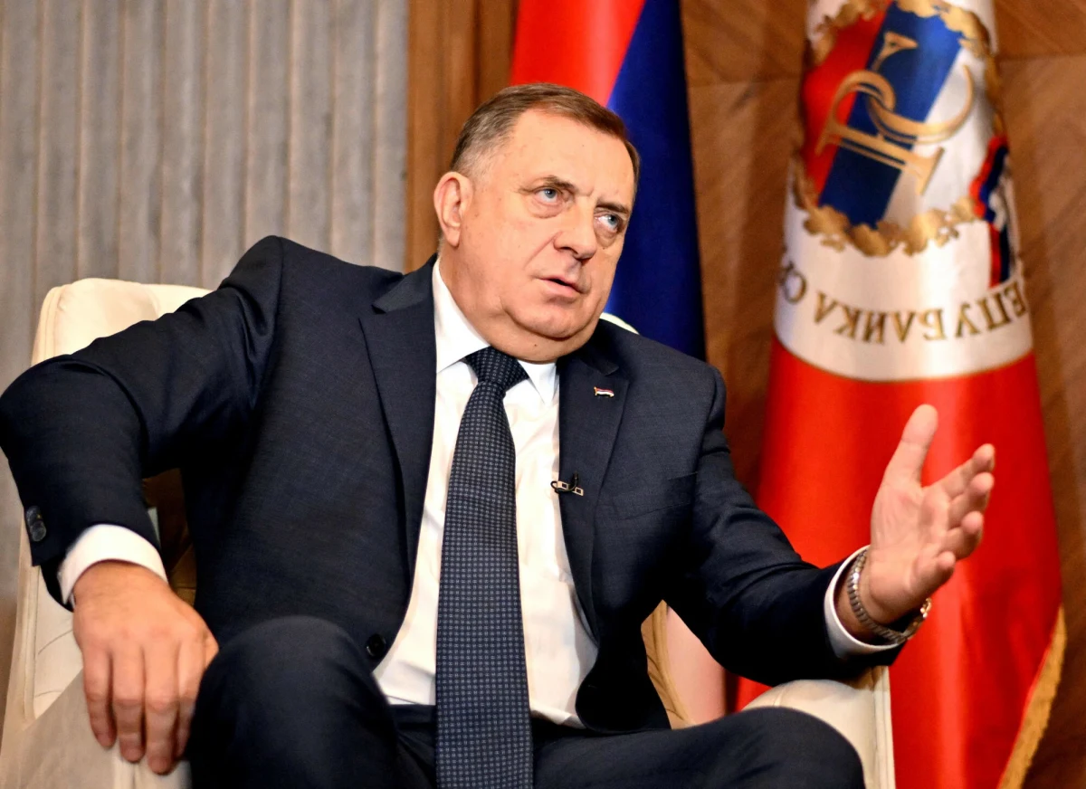 Polska postanowiła wprowadzić zakaz wjazdu na swoje terytorium dla Milorada Dodika, przywódcy bośniackich Serbów. Decyzja ta została potwierdzona przez rzecznika Ministerstwa Spraw Zagranicznych, Pawła Wrońskiego. Krok ten jest odpowiedzią na kontrowersyjne działania i wypowiedzi Dodika, zwłaszcza w kontekście jego relacji z Rosją oraz sytuacji na Bałkanach.