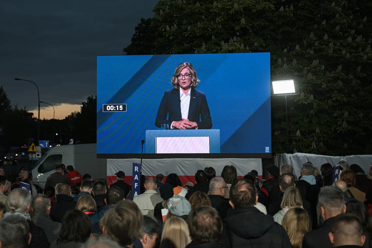 Poniedziałkowa debata kandydatów na prezydenta przyciągnęła przed ekrany telewizorów 6 127 009 osób, najwięcej za pośrednictwem programu TVP 1 - wynika z badania AGB Nielsen Media Research udostępnionego we wtorek przez Krajową Radę Radiofonii i Telewizji.