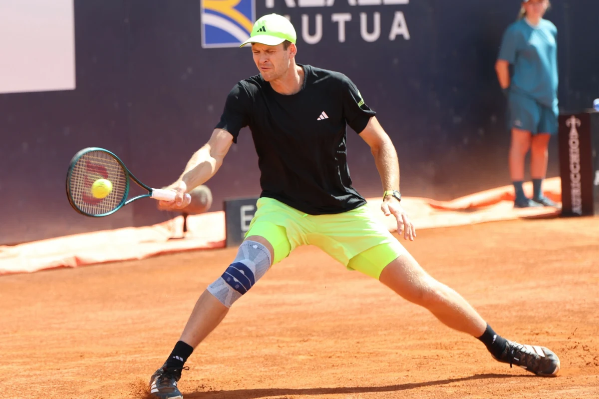 Trzygodzinny bój przerywany przez padający deszcz. W takich okolicznościach Hubert Hurkacz awansował do ćwierćfinału turnieju ATP 1000 na kortach ziemnych w Rzymie. W 1/8 finału Polak pokonał Czecha Jakuba Mensika 7:6 (7-5), 4:6, 7:6 (7-5).