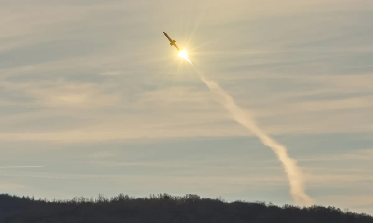 Nowa rakieta S8000 Banderol jest używana przez Rosję w wojnie z Ukrainą - podał we wtorek dziennik "Telegraph". Pocisk zbudowany jest z komponentów pochodzących z różnych krajów i wystrzeliwany przez duże rosyjskie drony Orion.