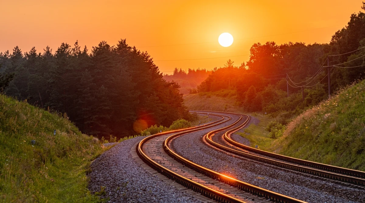 "Finlandia nie może pozostać strefą, w której wciąż korzysta się ze spuścizny po Rosji" - oświadczyła fińska minister transportu Lulu Ranne. By tak się stało, Finowie muszą przeznaczyć niemałe pieniądze na modernizację kolei. Wszystko z powodu rozstawu szyn, który jest zbliżony do rosyjskiego, a znacząco szerszy od europejskiego.