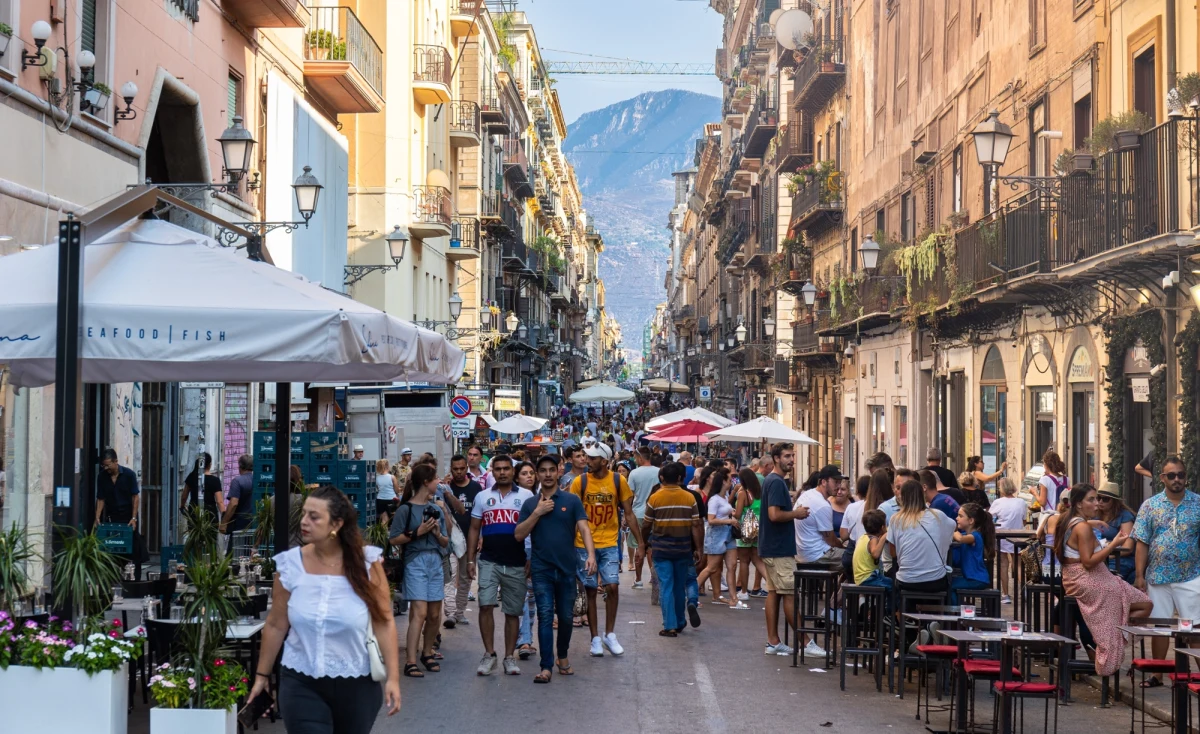 Tegoroczne wakacje zapowiadają się jako absolutny rekord w historii turystyki we Włoszech. Kraj szykuje się na największy w historii napływ podróżnych - zarówno spragnionych słońca, jak i duchowych przeżyć. Eksperci ostrzegają: będzie tłoczno, jak nigdy wcześniej.