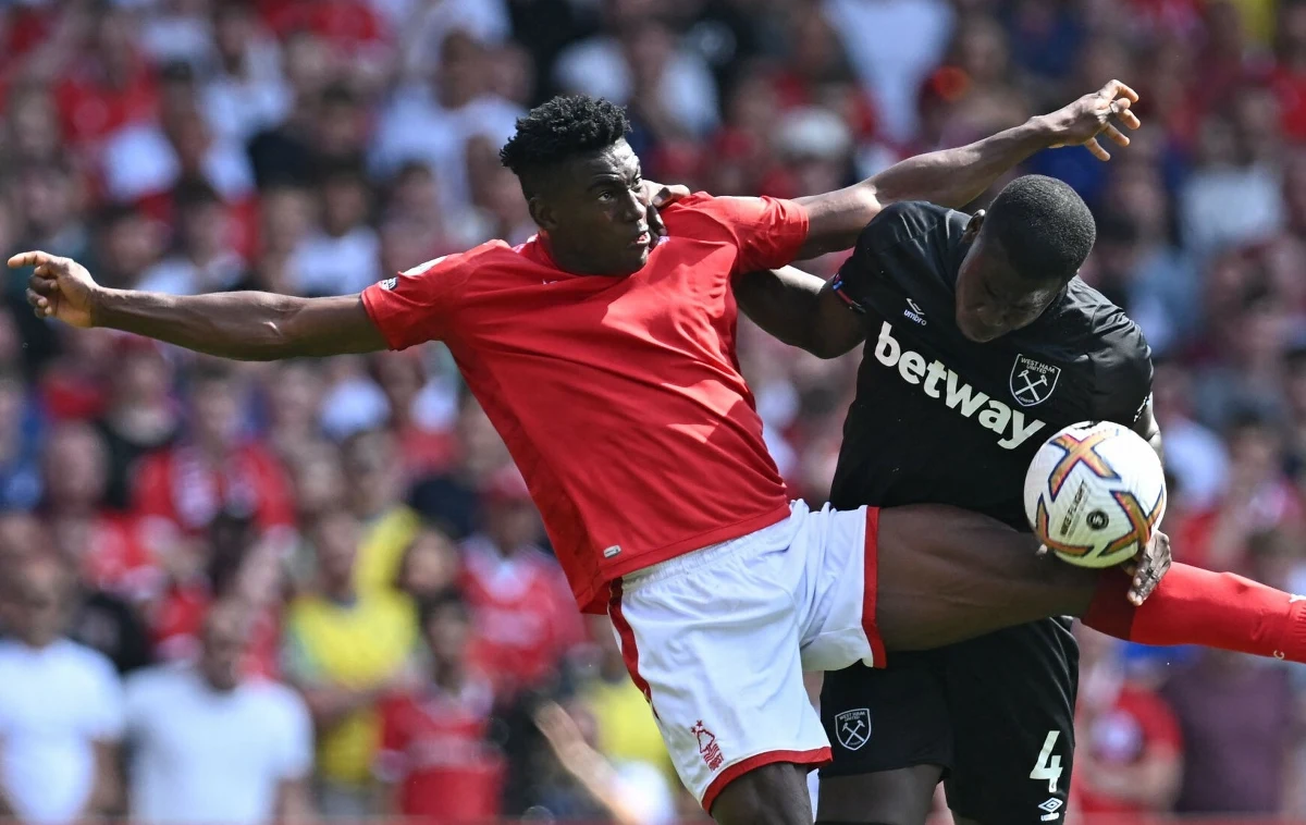 Taiwo Awoniyi, napastnik Nottingham Forest, znalazł się w śpiączce farmakologicznej po pierwszym etapie operacji poważnego urazu brzucha. Do kontuzji doszło w końcówce meczu Premier League z Leicester. Klub i lekarze walczą o pełny powrót zawodnika do zdrowia.