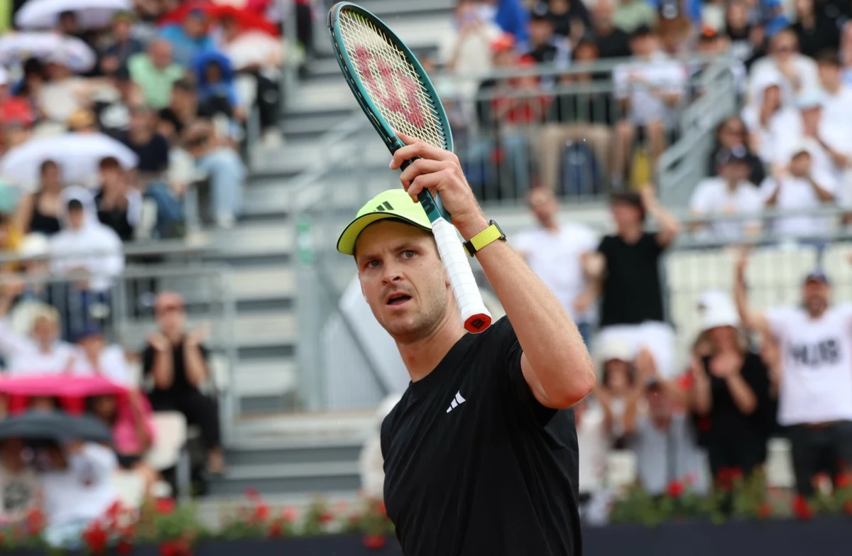 Hubert Hurkacz ma powody do radości. Po dramatycznym, przerywanym deszczem pojedynku awansował do ćwierćfinału turnieju ATP 1000 w Rzymie. Na jego drodze stanie teraz groźny Tommy Paul.