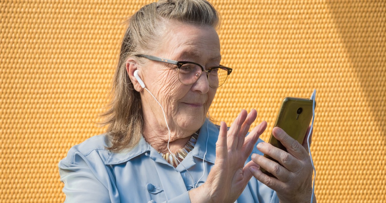 Dlaczego seniorzy powinni polubić technologię? telefon przeciw demencji