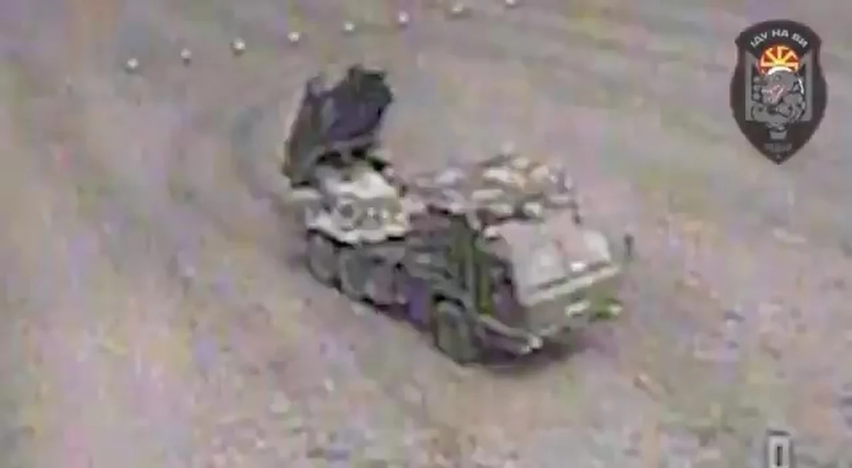 Polski bezzałogowiec FlyEye, we współpracy z ukraińskiej produkcji dronem FPV i amerykańskim pociskiem GMLRS, zniszczył cenny rosyjski sprzęt. Mowa o wieloprowadnicowej wyrzutni rakietowej Uragan-1M, potocznie nazywanej "rosyjskim HIMARS-em".