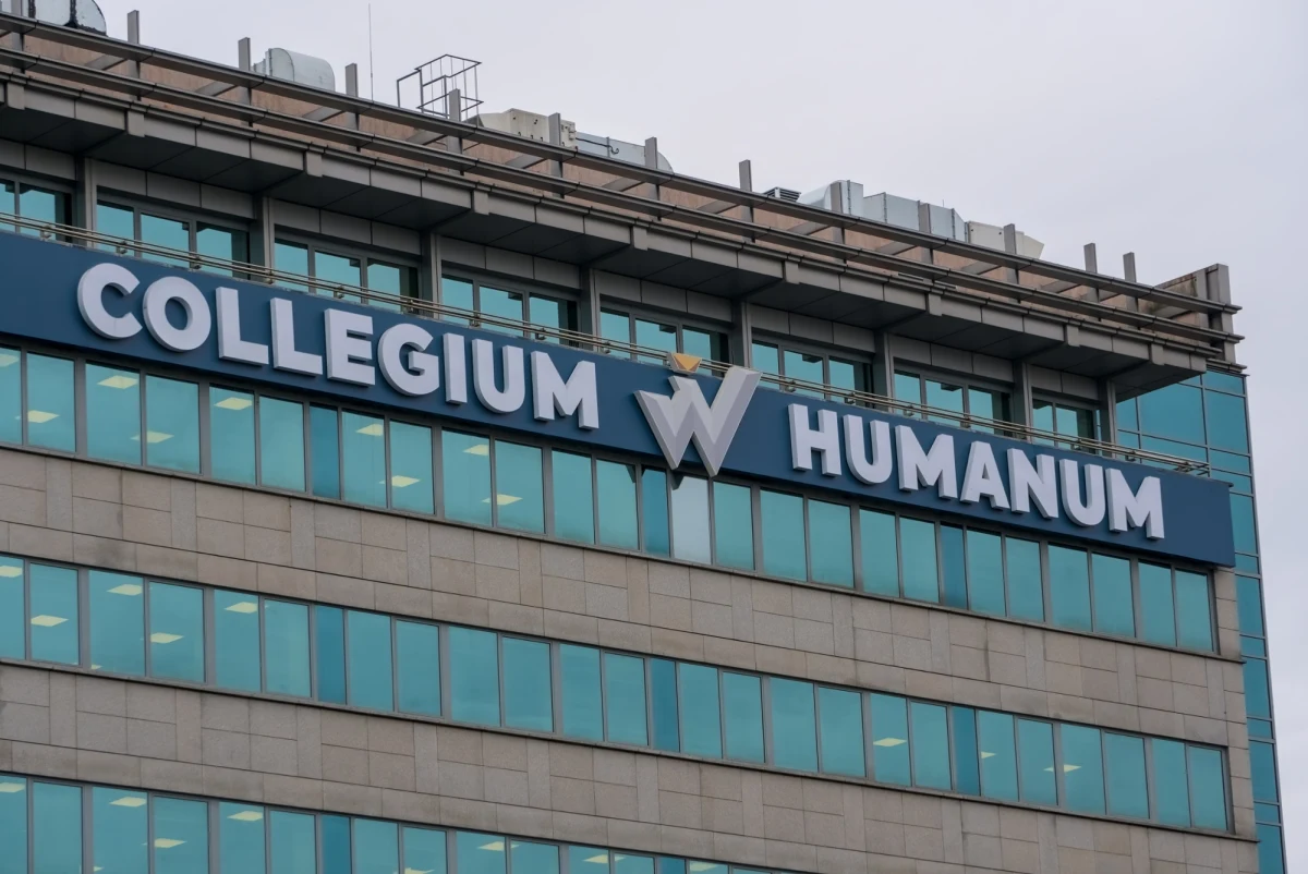 Zarzuty podrobienia za łapówkę dyplomu ukończenia studiów wyższych i uzyskania tytułu inżyniera przez Pawła Cz., przyszłego rektora Collegium Humanum, usłyszało dwóch mężczyzn zatrzymanych dwa dni temu przez CBA - dowiedział się reporter RMF FM. W sumie na polecenie śląskiego wydziału Prokuratury Krajowej agenci zatrzymali 5 osób. 