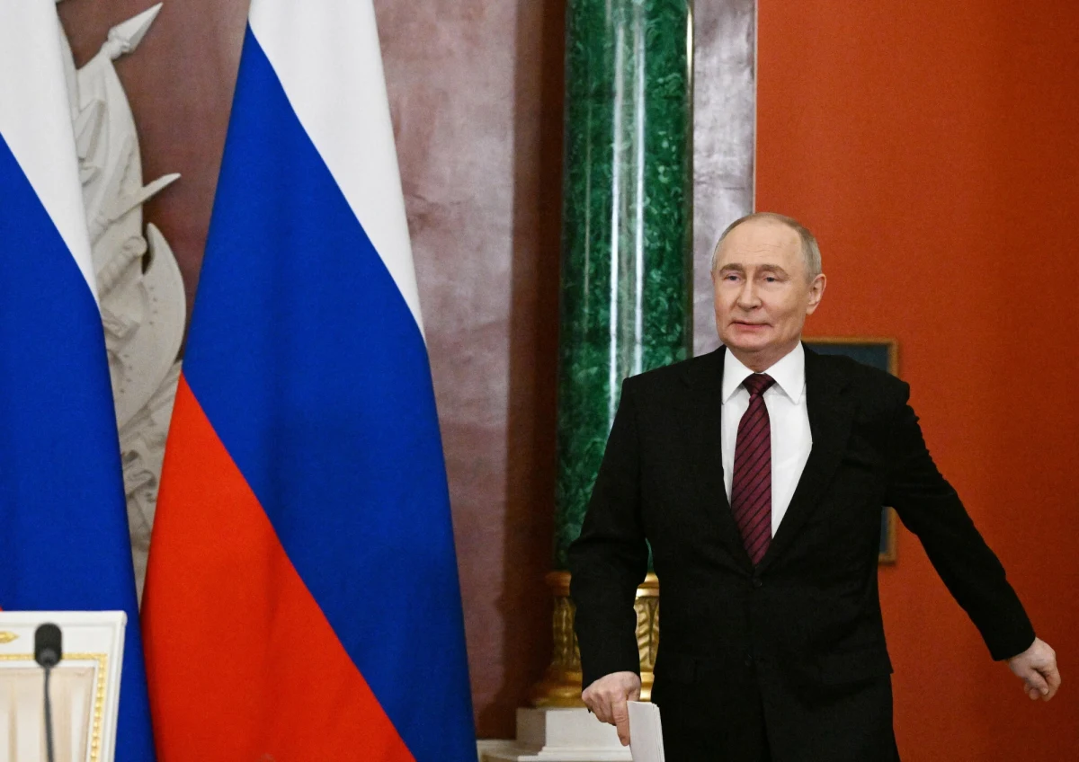 17. pakiet sankcyjny uzgodnili ambasadorowie krajów UE w środę. Ma on uderzyć w rosyjską "flotę cieni" oraz umieścić na czarnej liście sędziów i prokuratorów zaangażowanych w sprawy opozycjonistów Aleksieja Nawalnego i Władimira Kara-Murzy. Nowe sankcje zatwierdzą ministrowie spraw zagranicznych 20 maja.