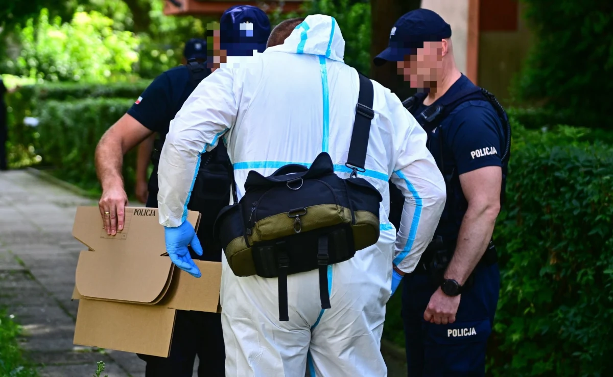 ​Nie milkną echa wczorajszego tragicznego pożaru w pustostanie po stolarni w śląskim Ludwinowie. Wewnątrz budynku znaleziono zwłoki mężczyzny, który miał na sobie odzież ochronną i maskę przeciwgazową.