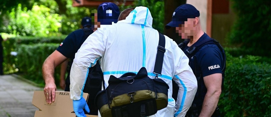 ​Nie milkną echa wczorajszego tragicznego pożaru w pustostanie po stolarni w śląskim Ludwinowie. Wewnątrz budynku znaleziono zwłoki mężczyzny, który miał na sobie odzież ochronną i maskę przeciwgazową.