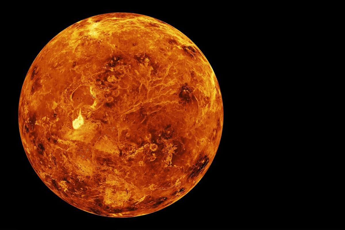 W najnowszym wydaniu "Nature Communications" ukazała się publikacja, która może całkowicie zmienić nasze rozumienie geologii Wenus. Zespół badaczy, wspierany przez NASA, przedstawił rewolucyjny model opisujący budowę zewnętrznej warstwy tej planety – skorupy. Co ciekawe, odkrycia te mogą zostać zweryfikowane już za kilka lat dzięki misjom kosmicznym, które mają na celu dokładniejsze zbadanie naszej sąsiadki w Układzie Słonecznym.