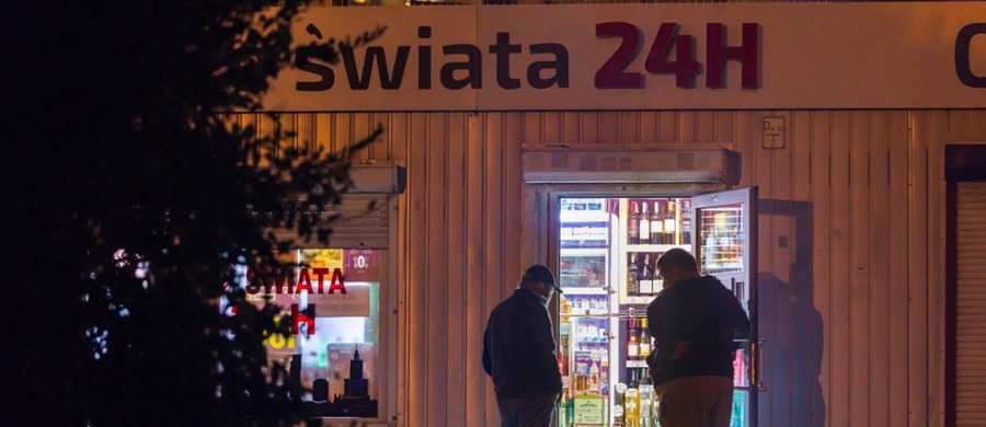 W Piszu ruszyły społeczne konsultacje dotyczące zakazu nocnej sprzedaży alkoholu. To reakcja na brutalne pobicie 20-latka, który zmarł po kilkunastu dniach walki o życie.