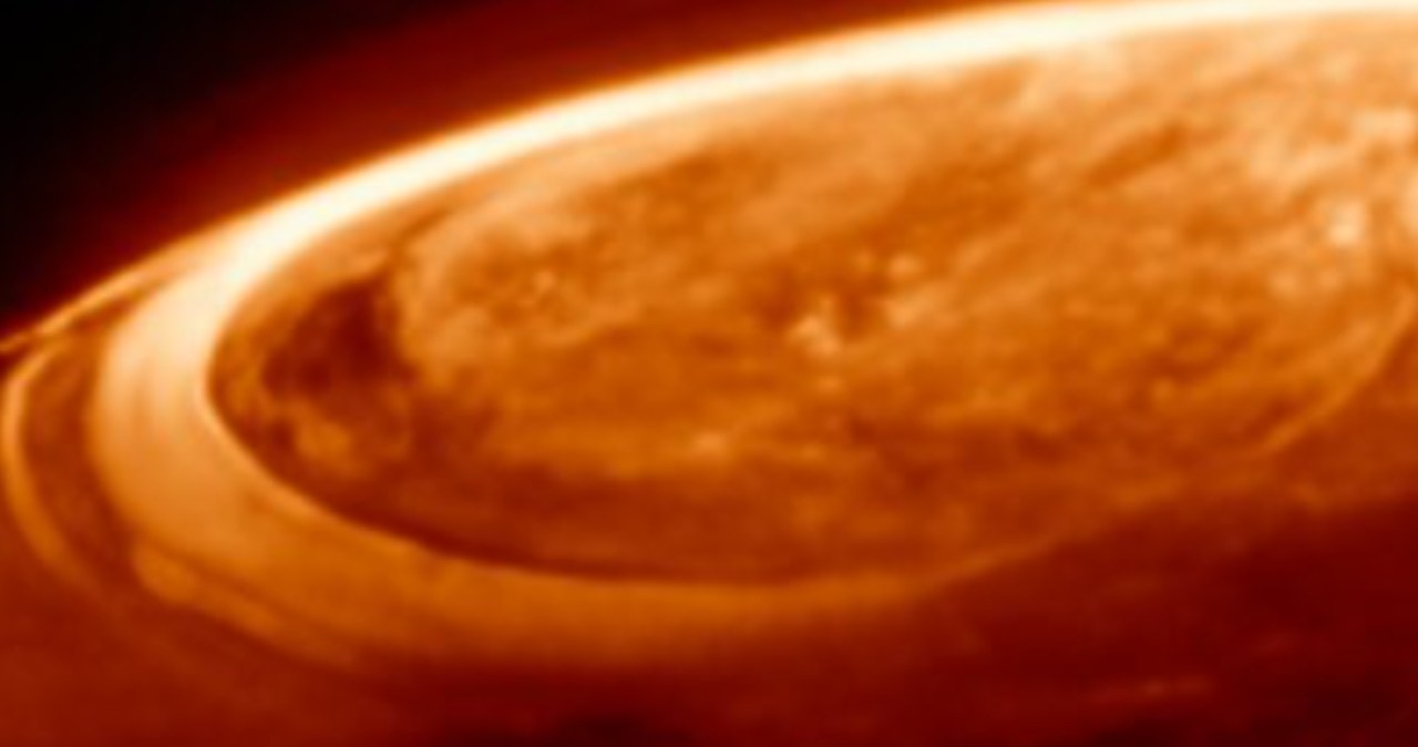 Król planet z wyjątkową koroną. Teleskop Webba odkrywa tajemnicze zorze