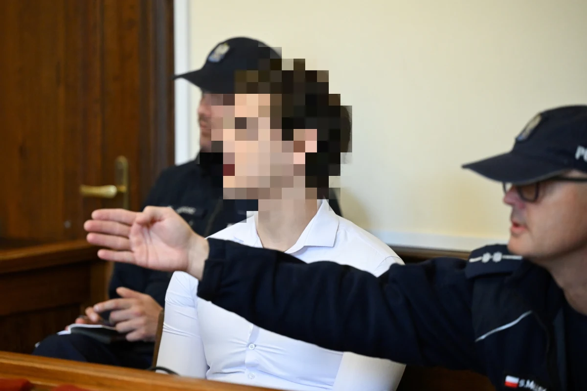 Ruszył proces 21-letniego Maksymiliana S., który w sierpniu 2024 r. w Sopocie wepchnął 23-letniego Jakuba Siemiątkowskiego pod pociąg. Mężczyźnie grozi dożywocie. Z odczytanych w czasie rozprawy wyjaśnień napastnika wynika, że zanim doszło do szarpaniny, 23-latek zwrócił mu uwagę na niestosowne zachowanie na peronie. 