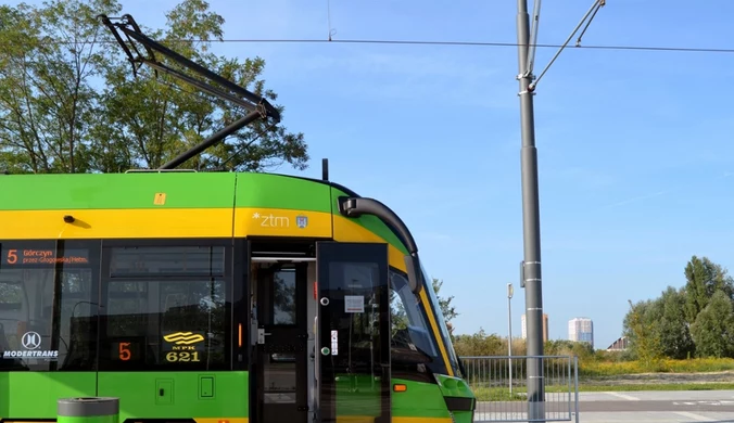 Dramatyczne sceny w Poznaniu. Kobieta wypadła z jadącego tramwaju
