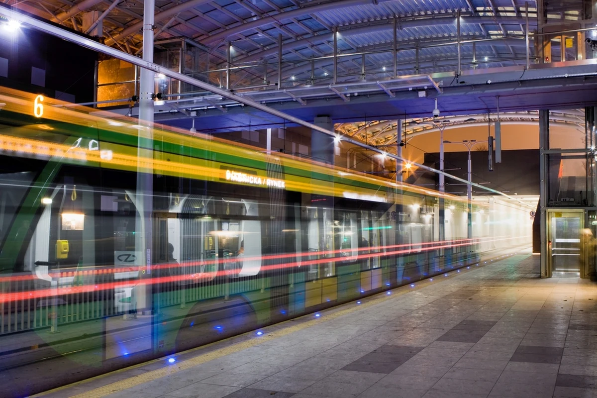 89-letnia pasażerka wypadła z tramwaju. Policja wyjaśnia okoliczności wypadku, do którego doszło na poznańskiej Wildzie. Według wstępnych ustaleń nagle otworzyły się drzwi pojazdu.