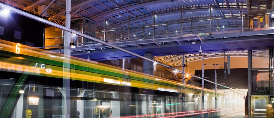 89-letnia pasażerka wypadła z tramwaju. Policja wyjaśnia okoliczności wypadku, do którego doszło na poznańskiej Wildzie. Według wstępnych ustaleń nagle otworzyły się drzwi pojazdu.