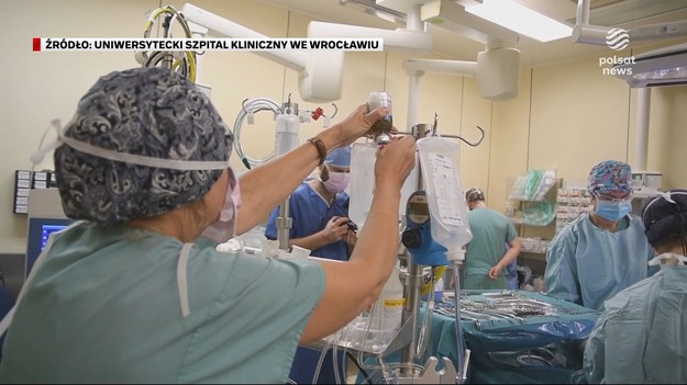 Takiego rekordu nikt się nie spodziewał. Plany były na 20 przeszczepów serc rocznie, ale dziś Uniwersytecki Szpital Kliniczny we Wrocławiu przeprowadza ich ponad dwa razy tyle. I właśnie znalazł się w czołówce takich ośrodków w kraju. O spełnionych nadziejach na nowe życie - w materiale dla "Wydarzeń" - Maciej Stopczyk.