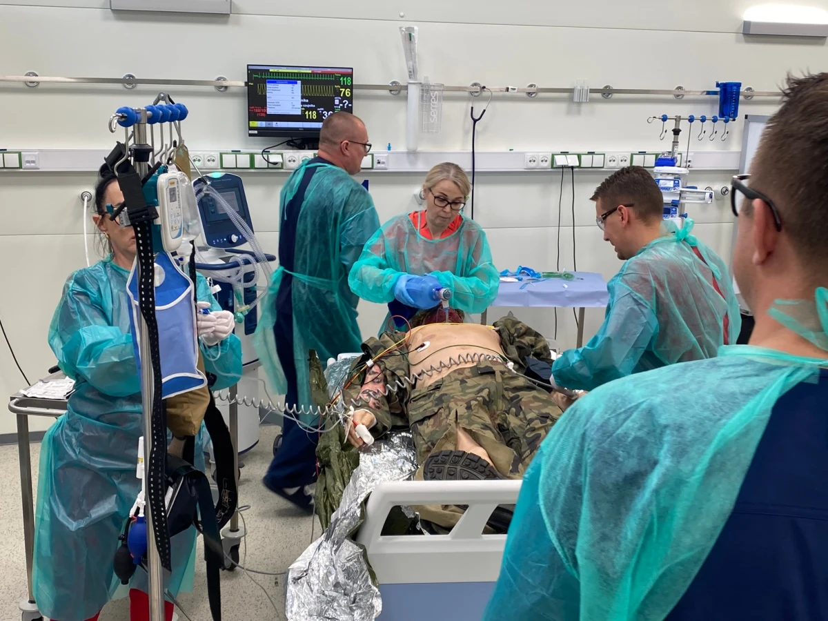 Uproszczenie procedur i jak najszybsze przekazanie pacjenta na blok operacyjny, a w efekcie - uratowanie jego życia. To główne założenie szkoleń dla personelu medycznego, które odbywają się cyklicznie w Centrum Symulacji Wojskowego Instytutu Medycznego w Warszawie. Specjaliści z zakresu medycyny pola walki dzielą się w ich trakcie swoją wiedzą z lekarzami, którzy na co dzień pracują w warunkach ambulatoryjnych. W środę w takim szkoleniu wzięli udział medycy ze szpitala w Hajnówce na Podlasiu. 