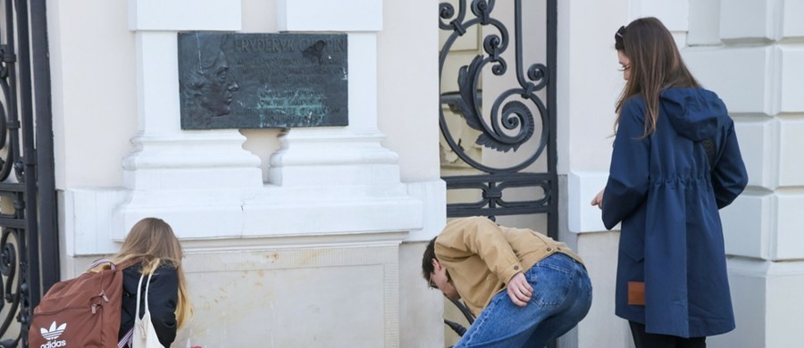 Kanclerz Uniwersytetu Warszawskiego Robert Grey przekazał nowe informacje ws. stanu zdrowia strażnika UW, który został ranny w czasie głośnego ataku 22-letniego Mieszka R. na portierkę pracującą na uczelni. "Pan Tomasz powrócił już do swojej rodziny. Lekarze, którzy opiekowali się nim, zgodzili się na odbywanie dalszej rekonwalescencji w warunkach domowych" – przekazał.
