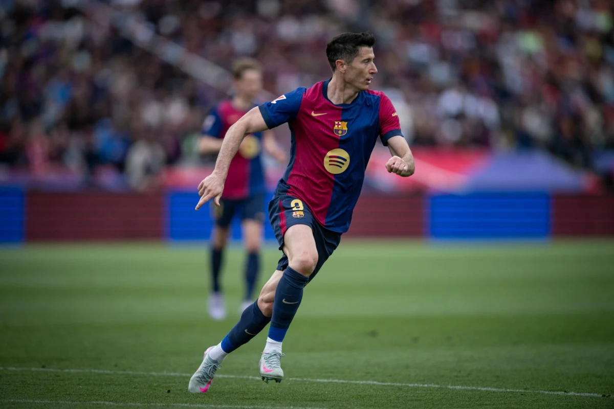 Napastnik Barcelony Robert Lewandowski opuścił trzy ostatnie mecze ligowe z powodu kontuzji mięśnia lewego uda. Po niedzielnym zwycięstwie w El Clasico, które kapitan polskiej reprezentacji ominął, Barcelona jest bliska tytułu mistrzowskiego.