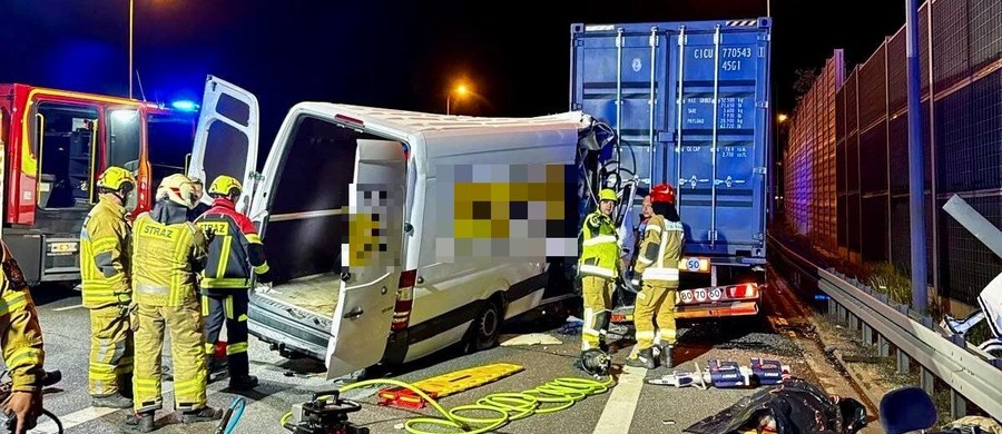 Pięć osób zginęło, a trzy zostały ranne w wypadku, do którego doszło w nocy ze środy na czwartek na trasie S2 w rejonie miejscowości Konotopa na Mazowszu. Bus z nieustalonych przyczyn uderzył w stojącą na poboczu ciężarówkę.