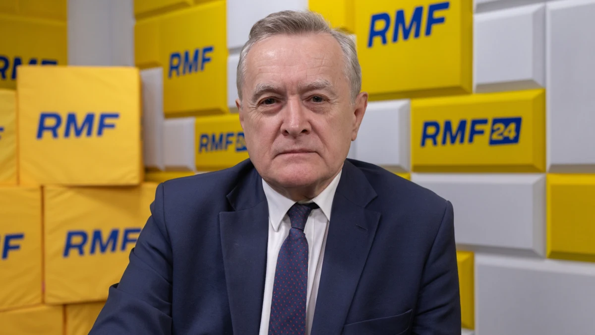 "To jest kampania hejtu wykorzystywana wobec drugiego człowieka, który chciał pomóc"- powiedział w Porannej rozmowie w RMF FM Piotr Gliński, pytany o sprawę kawalerki kandydata na prezydenta popieranego przez PiS, Karola Nawrockiego. "Nasze władze nas oszukują; nie wierzę polskiemu rządowi w ani jedno słowo" - dodał poseł PiS odnosząc się do słów gen. Kellogga na temat wysłania polskich wojsk na Ukrainę.