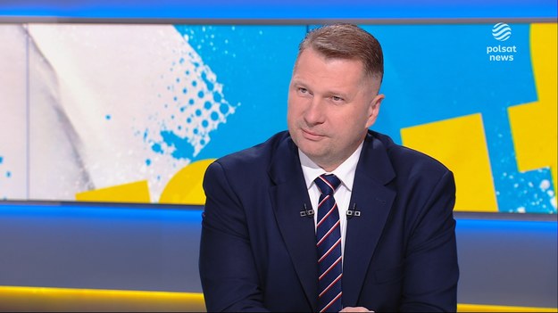 Jak słyszę pana Siemoniaka, to naprawdę niedobrze mi się robi - powiedział. Poseł PiS odniósł się w ten sposób do zapewnień szefa MSWiA, że dokument z zobowiązaniem Karola Nawrockiego opieki nad panem Jerzym Ż. nie został przekazany dziennikarzom przez służby. - Na konferencję prasową przyniosłem specjalnie wszystkie dokumenty, które ujawniłem tzn. akty notarialne dotyczące sprzedaży mieszkania, jak również testament, żeby pokazać, że w żadnym dokumencie urzędowym nie ma żadnego zobowiązania do opieki nad panem Jerzym - powiedział poseł PiS. - To, co później zostało ujawnione nielegalnie ze służb, bo dziennikarze się do tego przyznali, jest oświadczeniem na potrzeby kontroli służb. Nie jest to dokument urzędowy, który zobowiązuje pana sądowo bądź notarialnie do tego, aby mieć dożywocie - przekonywał członek sztabu Karola Nawrockiego. Dodał, że o "zobowiązaniu honorowym" kandydat popierany przez PiS informował od początku.