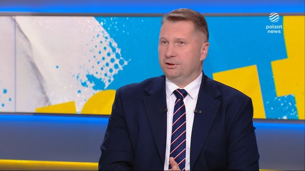 Ostatnia prosta przed wyborami. Gościem Marcina Fijołka w programie ''Graffiti'' był poseł Prawa i Sprawiedliwości Przemysław Czarnek. Rozmowa dotyczyła m.in. sprawy wycofania przez USA restrykcji na eksport chipów do Polski. Politycy PiS twierdzą, że tę sprawę udało się załatwić kandydatowi na prezydenta, którego popierają, czyli Karolowi Nawrockiemu, który niedawno odwiedził Stany Zjednoczone i spotkał się tam z politykami wysokiego szczebla, w tym również z samym prezydentem Donaldem Trumpem. James Hewitt - rzecznik rady bezpieczeństwa narodowego USA, przyznał w oświadczeniu, że Nawrocki podjął temat chipów podczas oficjalnych rozmów z władzami USA.