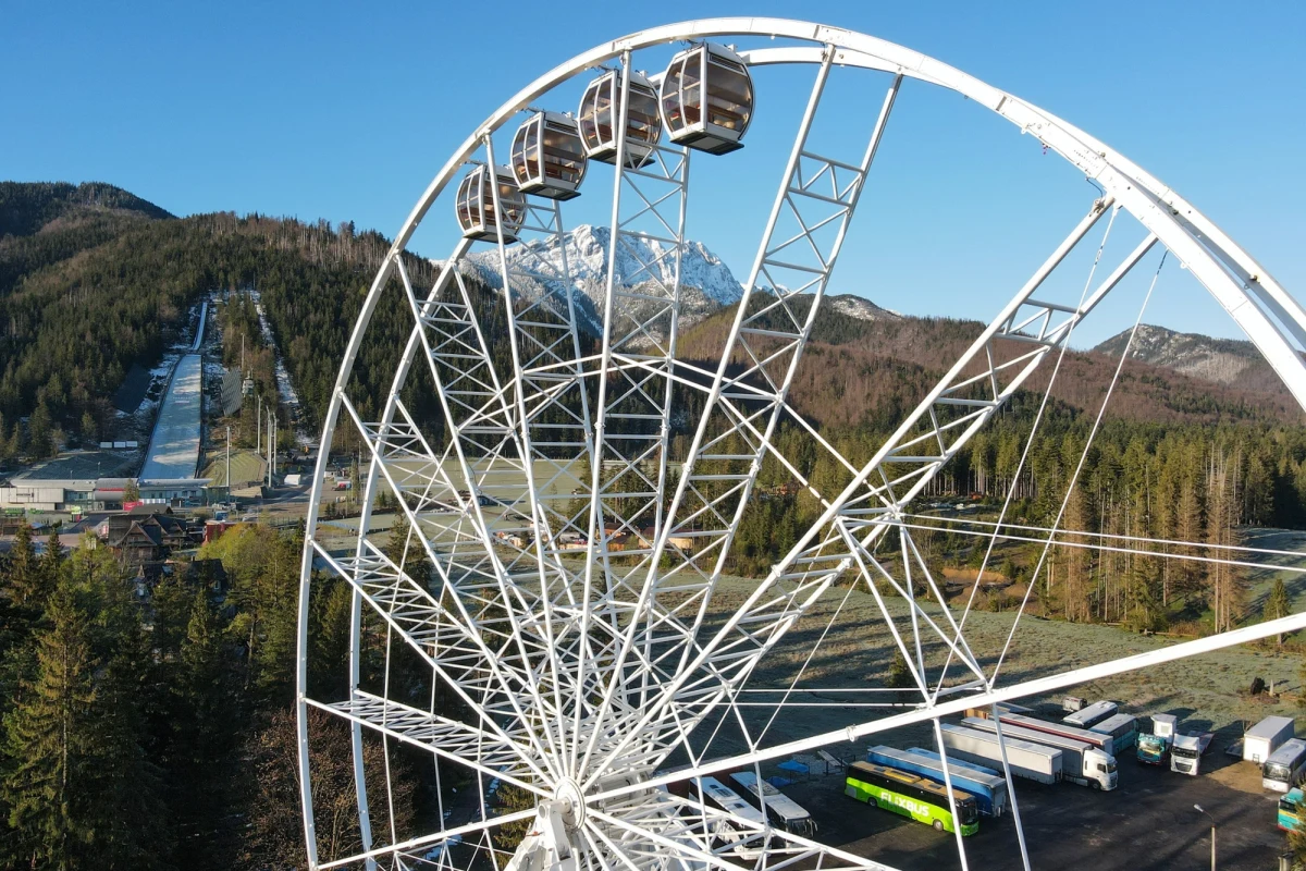 W 2024 roku w Zakopanem przy słynnej Wielkiej Krokwi postawiono liczące 45 metrów koło widokowe. Problem w tym, że atrakcja turystyczna powstała w tym miejscu bez wymaganego zezwolenia nadzoru budowlanego. Jak podaje "Gazeta Wyborcza", koło widokowe prawdopodobnie zniknie z tego miejsca, a kosztami za rozbiórkę zostanie obciążony inwestor.
