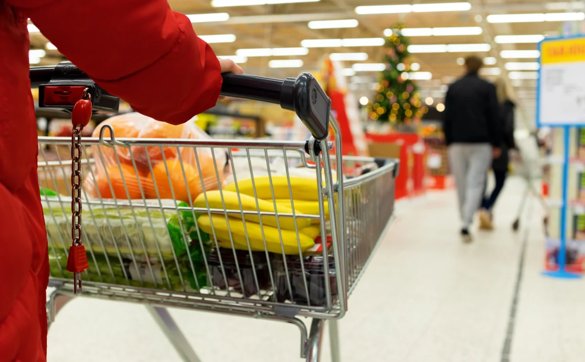 Główny Urząd Statystyczny podał, że inflacja w kwietniu br. wyniosła rok do roku 4,3 proc., a w porównaniu z poprzednim miesiącem ceny towarów i usług konsumpcyjnych wzrosły o 0,4 proc. Inflacja jest zatem o 0,1 p.p. większa, aniżeli wskazywał GUS we wcześniejszym szybkim szacunku.