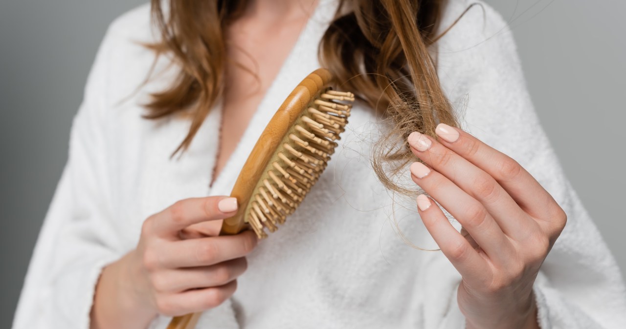 Przyciąga brud jak magnes. Dlatego włosy szybciej się przetłuszczają i sypie się łupież