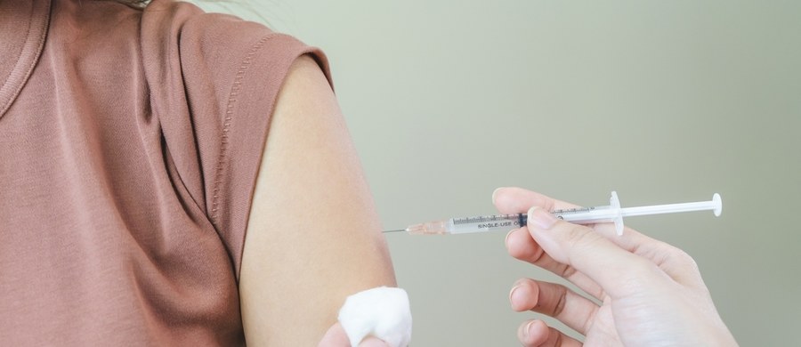 Jest ważna zmiana dotycząca szczepień nastolatków przeciwko wirusowi HPV, czyli wirusowi brodawczaka ludzkiego. W życie wszedł właśnie nowy wykaz zalecanych szczepień ochronnych. Od dzisiaj jest nowe, łagodniejsze zalecenie, kiedy nastolatek powinien przyjąć drugą dawkę szczepionki przeciwko wirusowi HPV